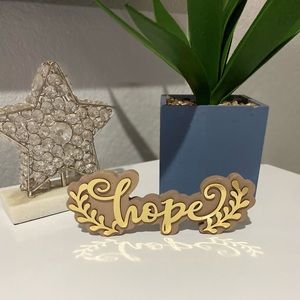 Decorative home woodene decors saying “ Hope “.